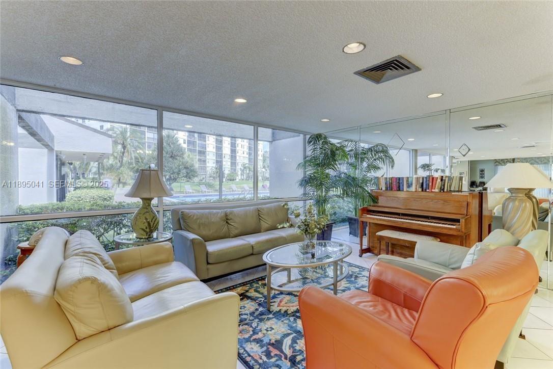 2209 S Cypress Bend Dr # 407