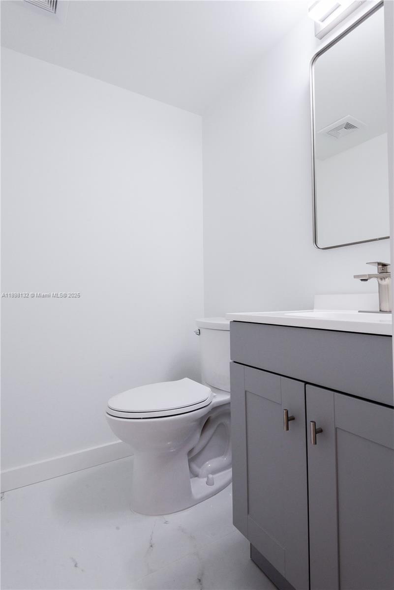 5550 Lakeside Dr # 104