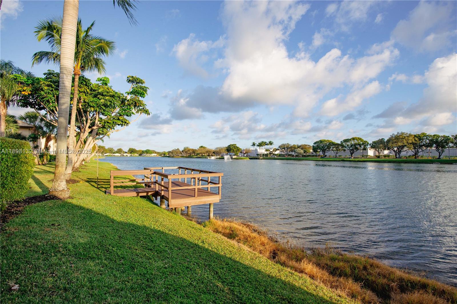 5550 Lakeside Dr # 104