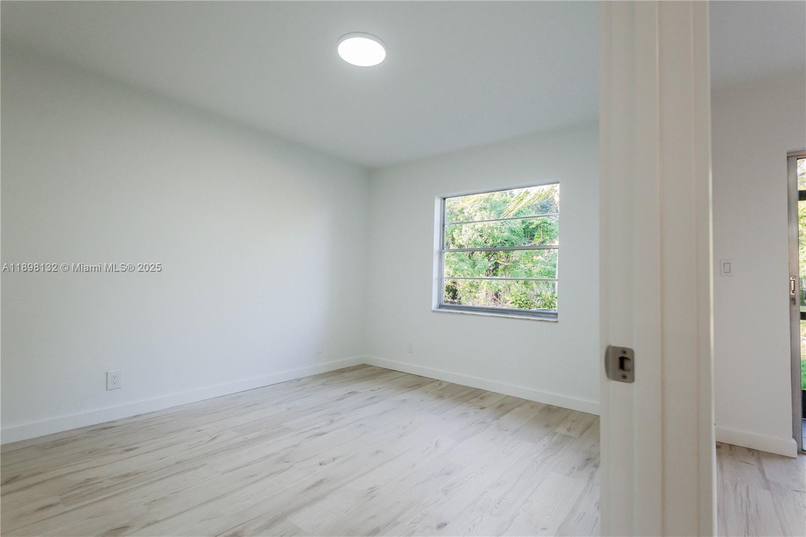 5550 Lakeside Dr # 104