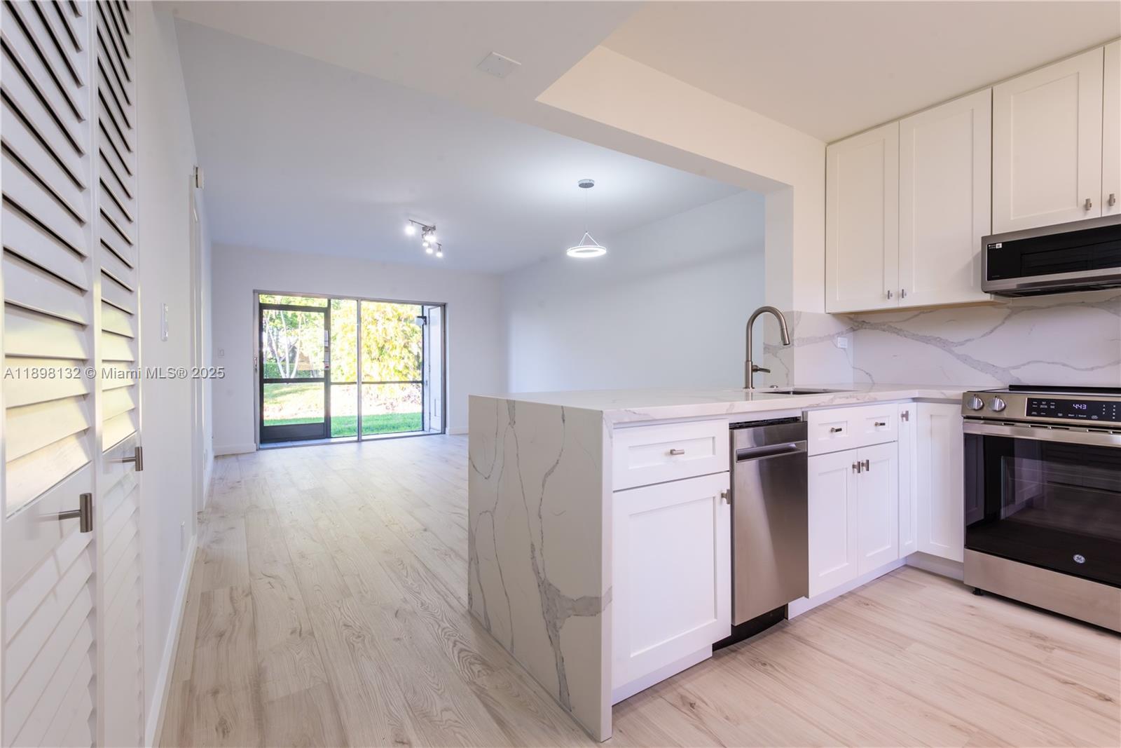 5550 Lakeside Dr # 104