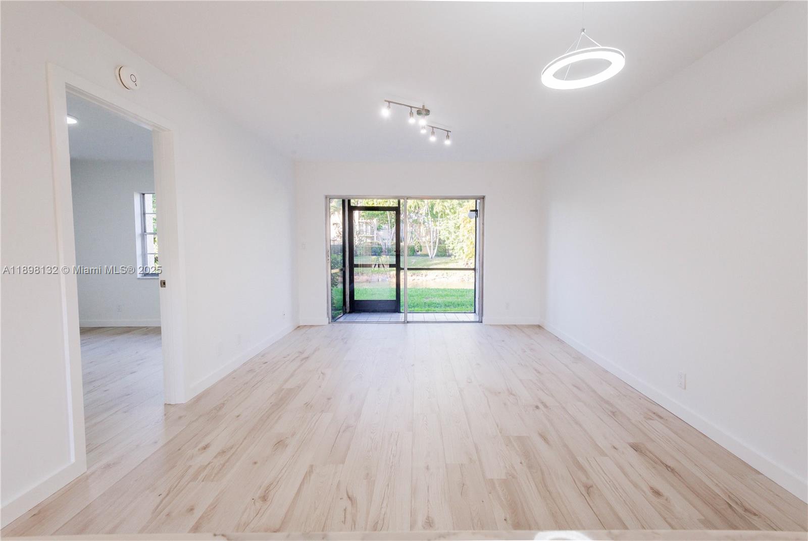 5550 Lakeside Dr # 104