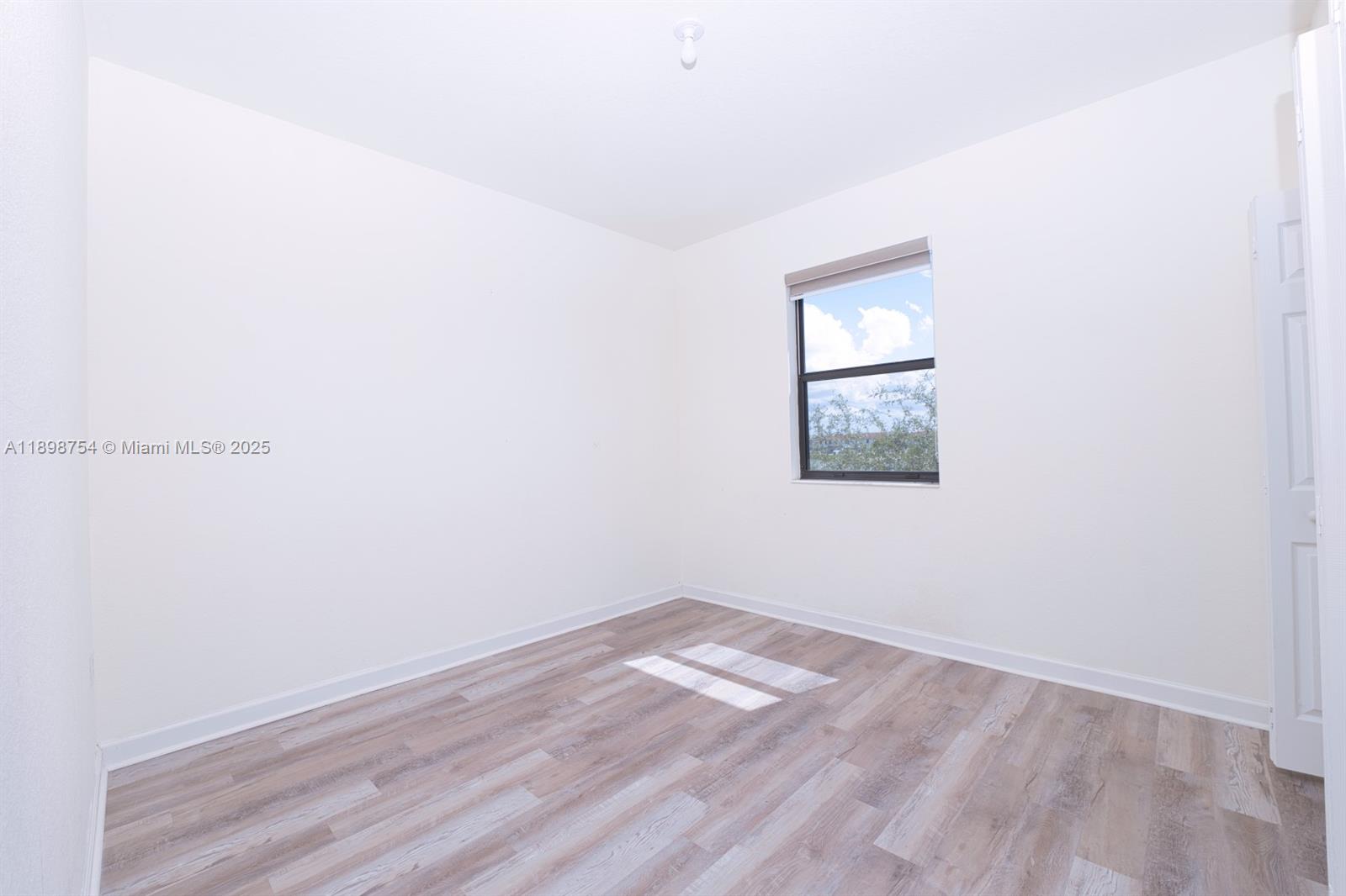 3412 W 103rd Ter