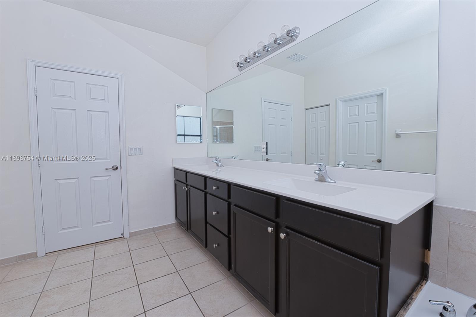 3412 W 103rd Ter