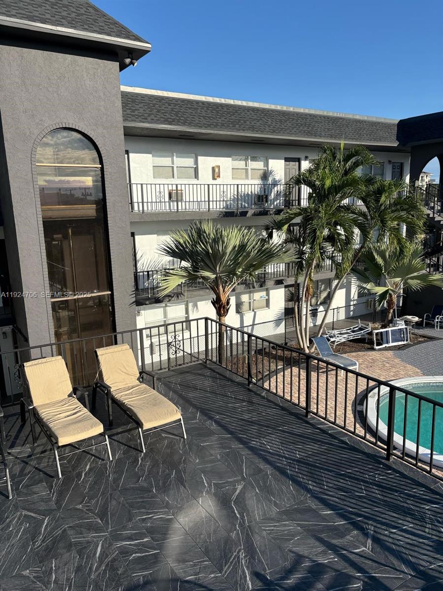 1100 NE 9th Ave # 203