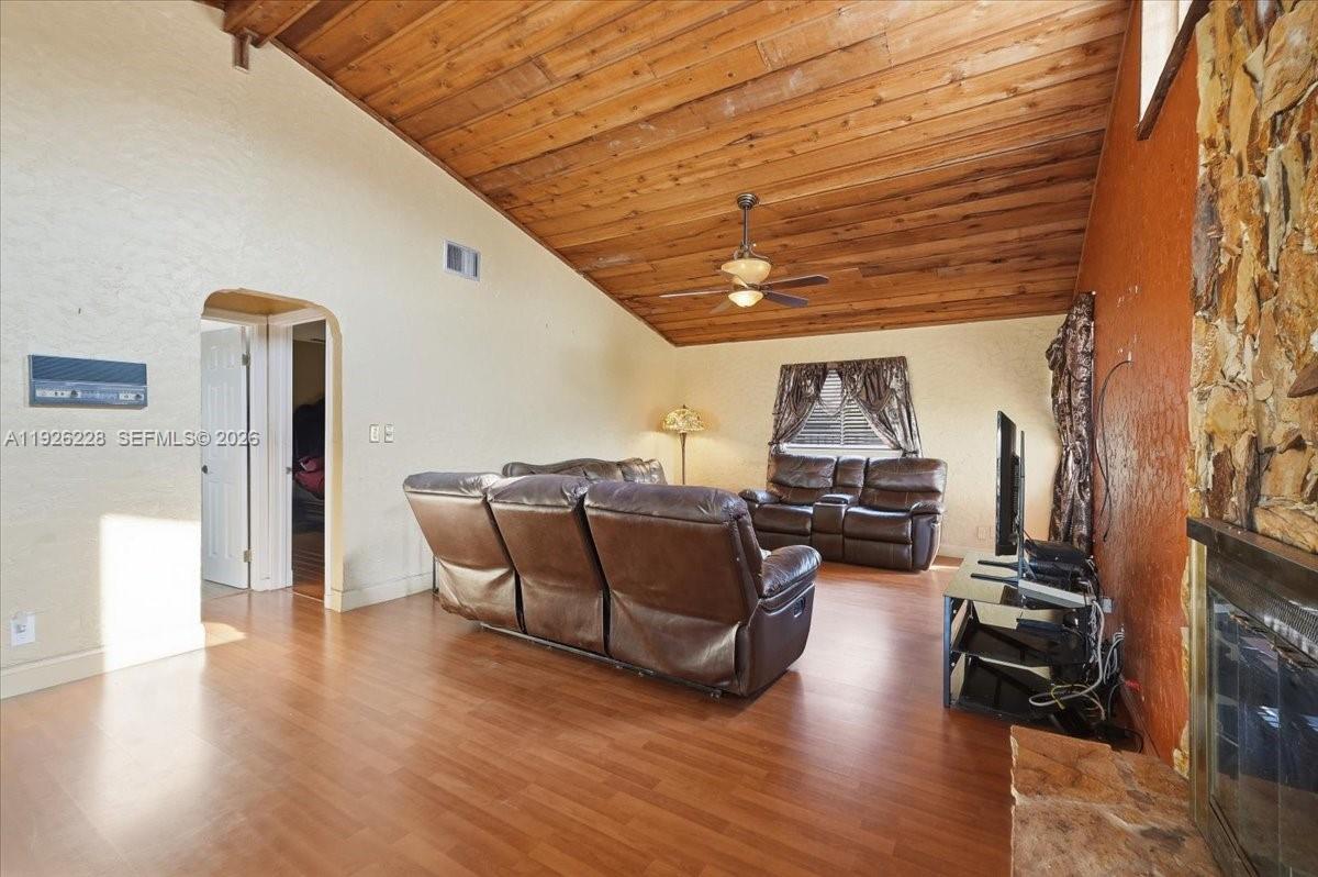 8213 Cassia Ter