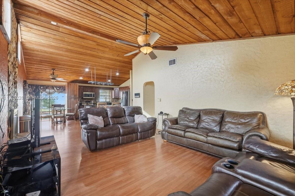 8213 Cassia Ter