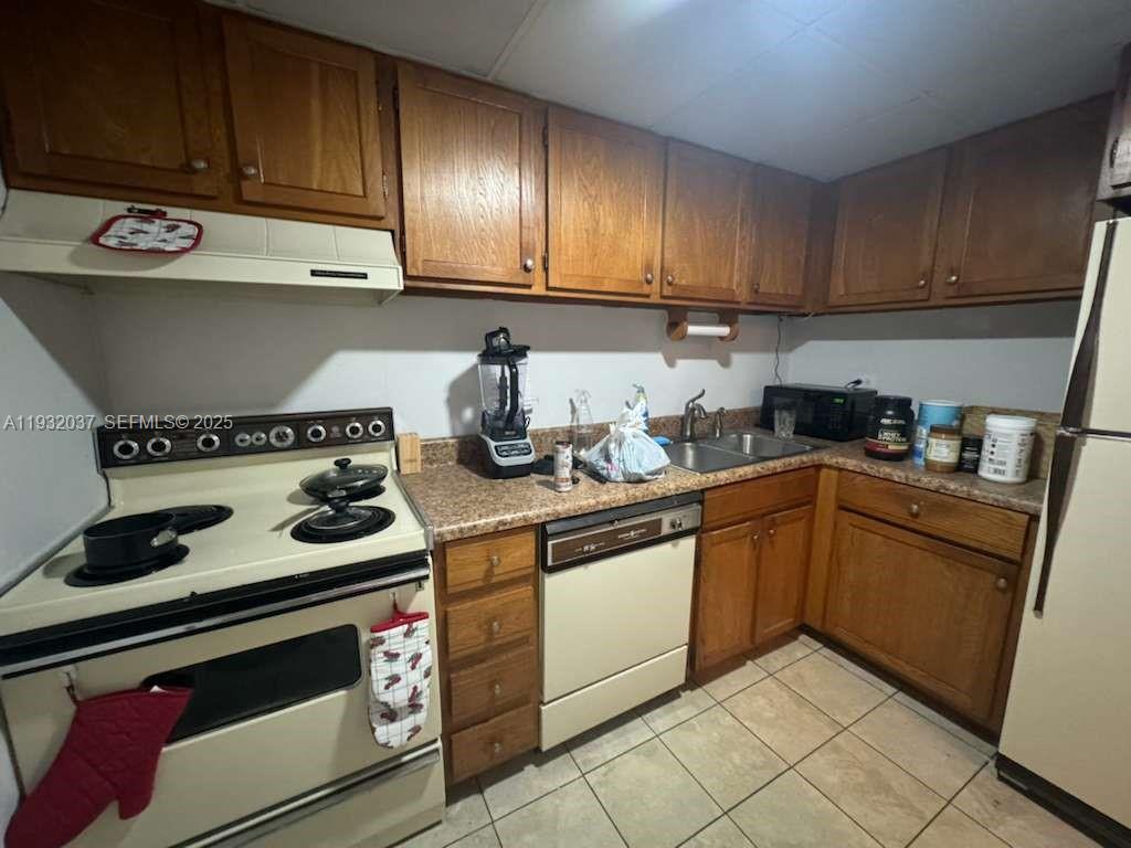 3670 Inverrary Dr # 3S