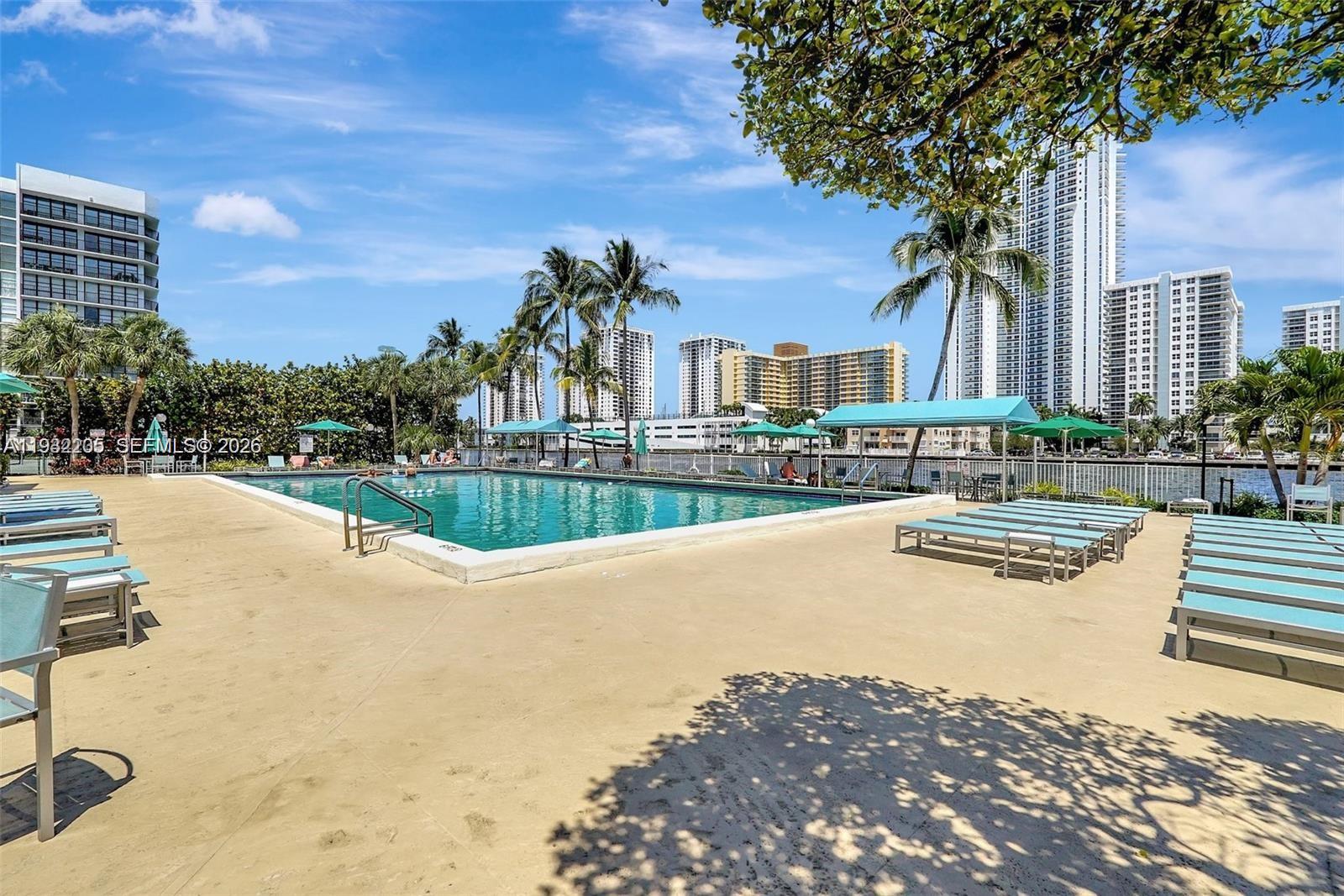 1000 Parkview Dr # 301