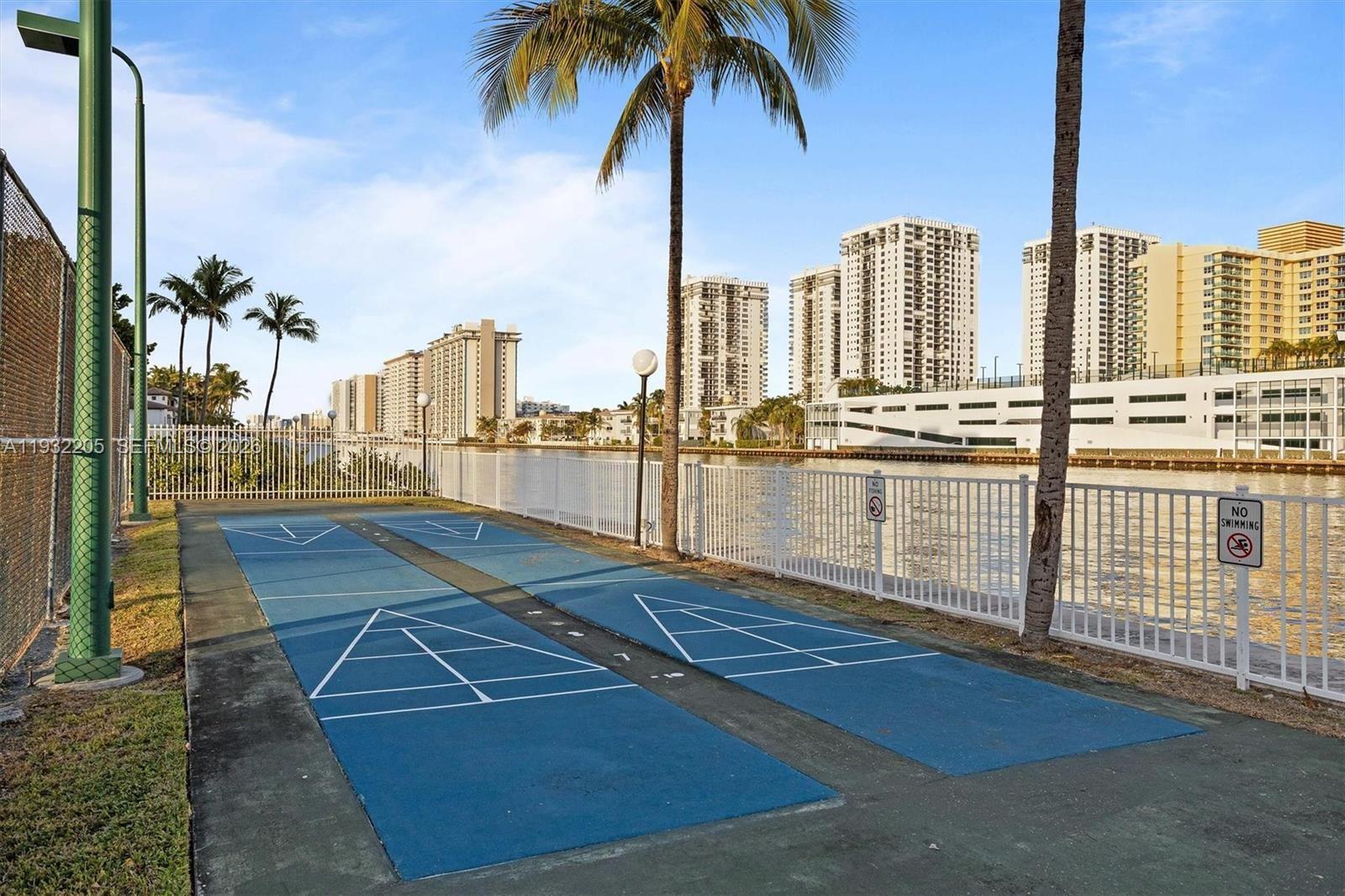 1000 Parkview Dr # 301