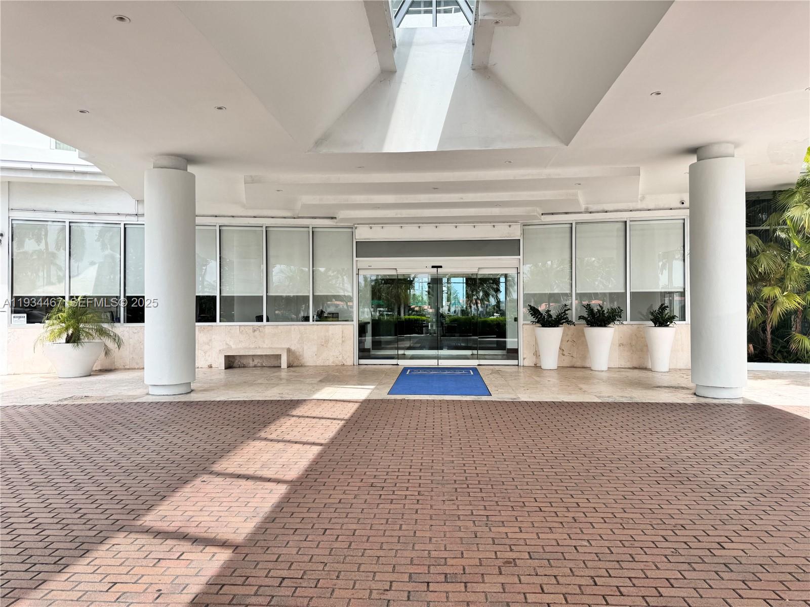 5161 Collins Ave # 916