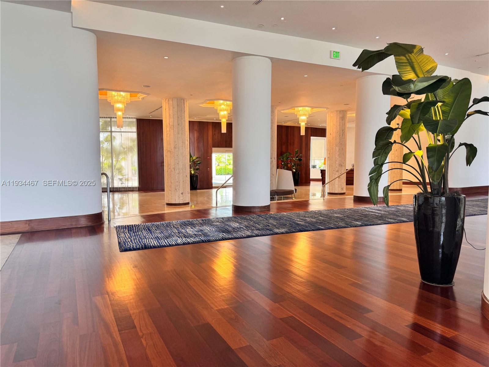 5161 Collins Ave # 916