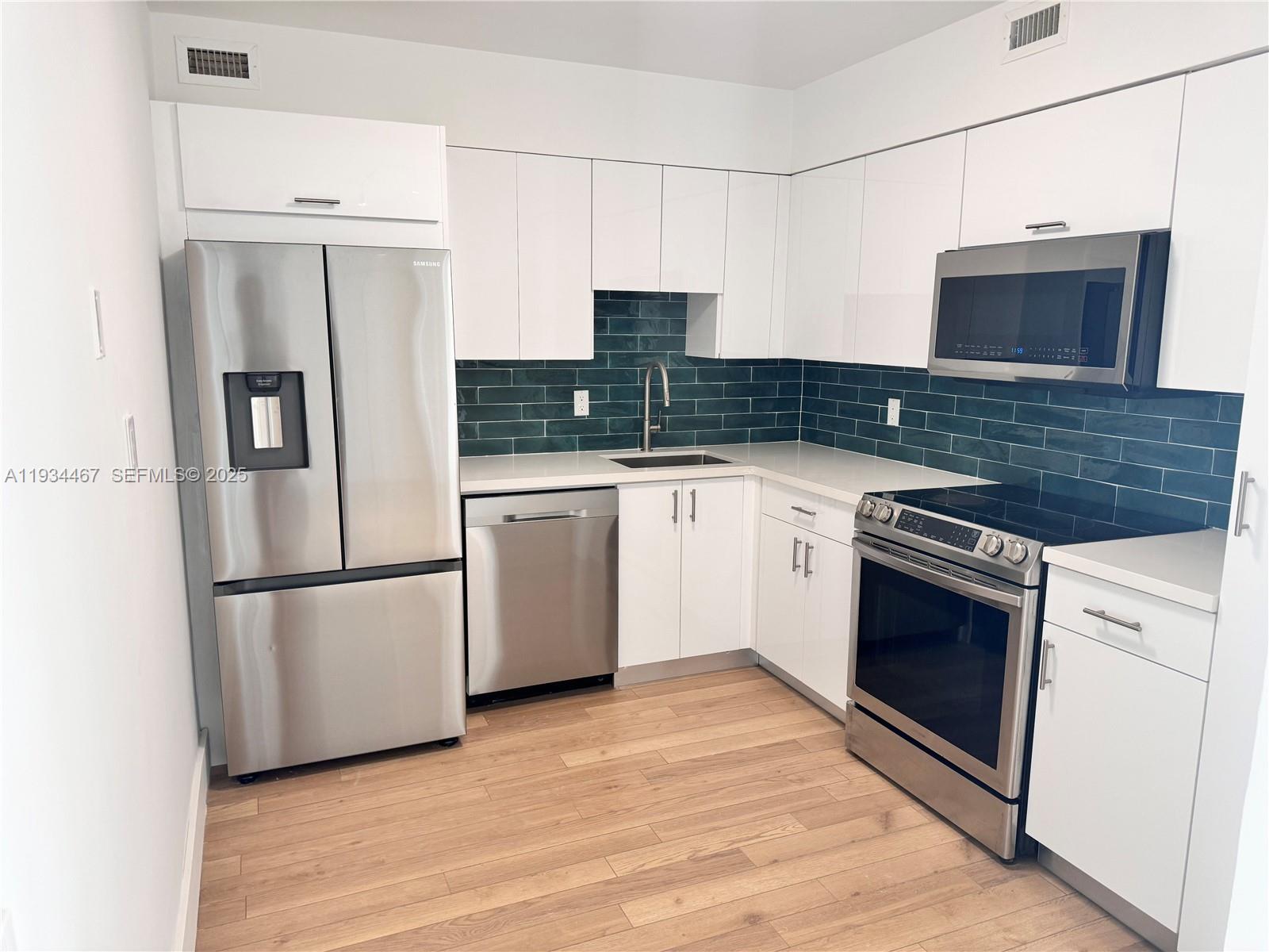 5161 Collins Ave # 916