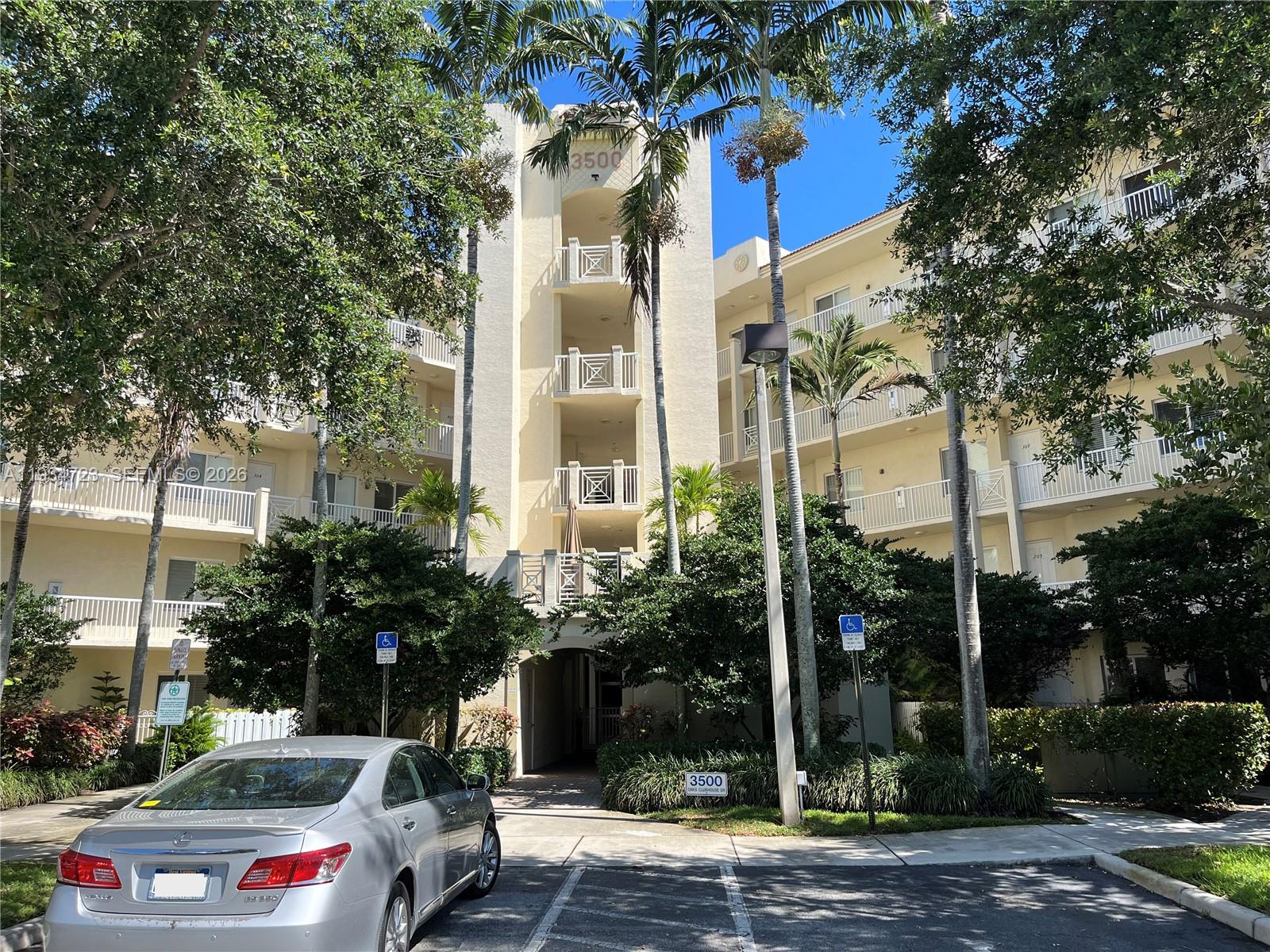 3500 Oaks Clubhouse Dr # 308