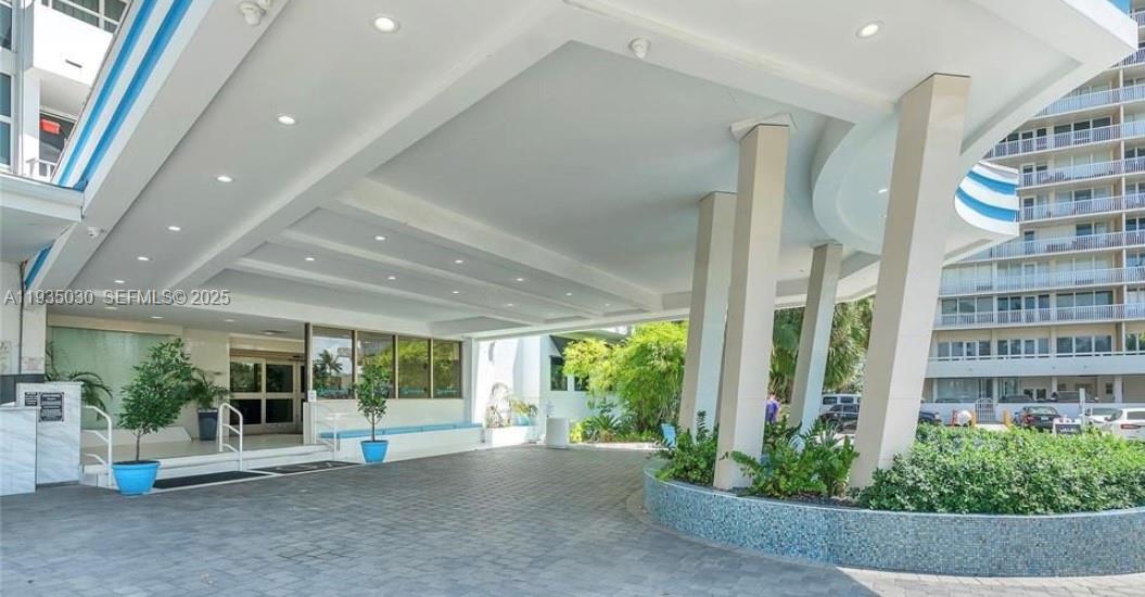 4040 Galt Ocean Dr # 605