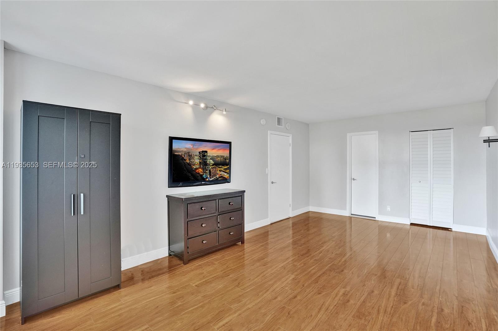 2500 Parkview Dr # 917