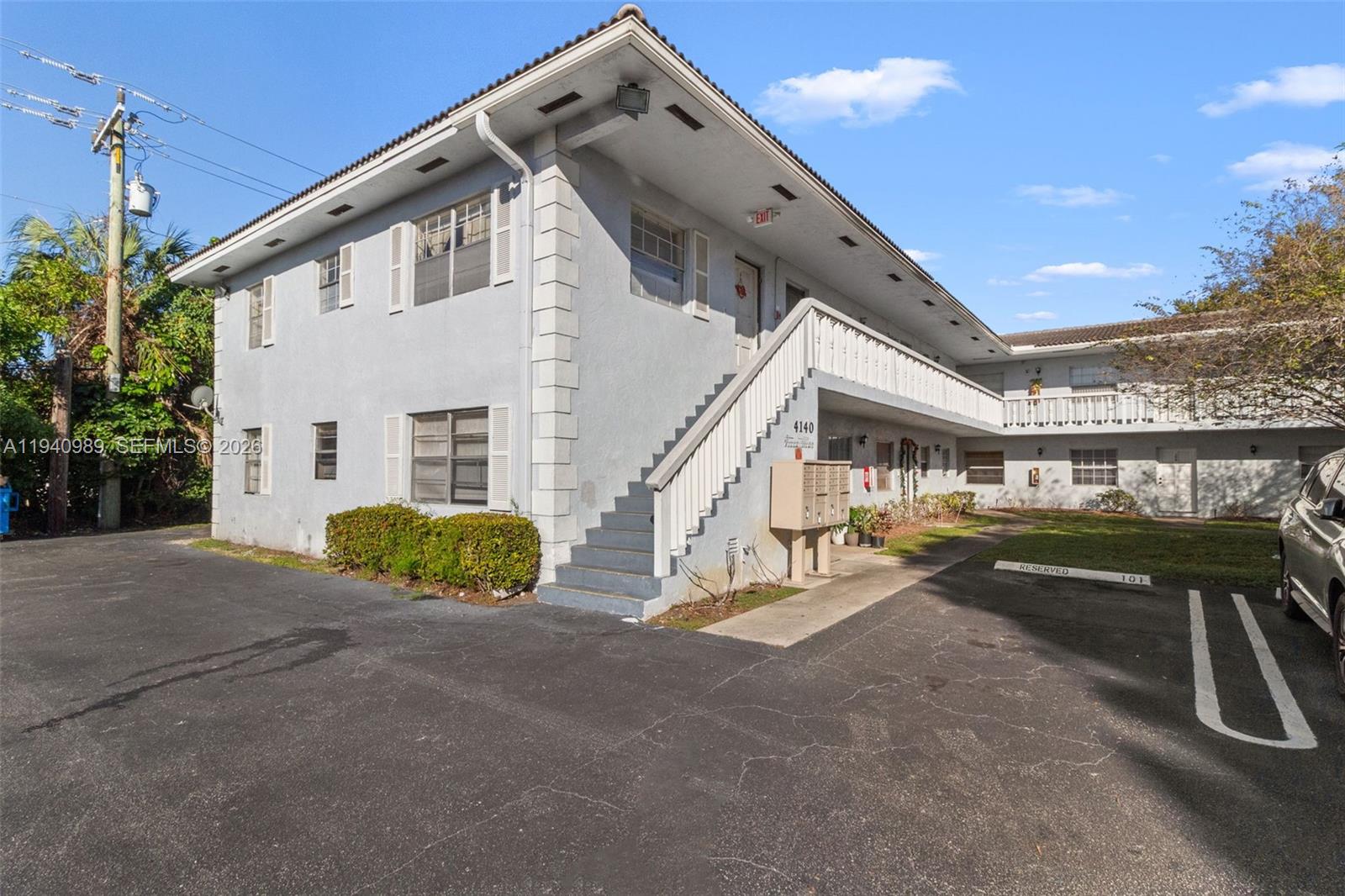4140 Woodside Dr # 105