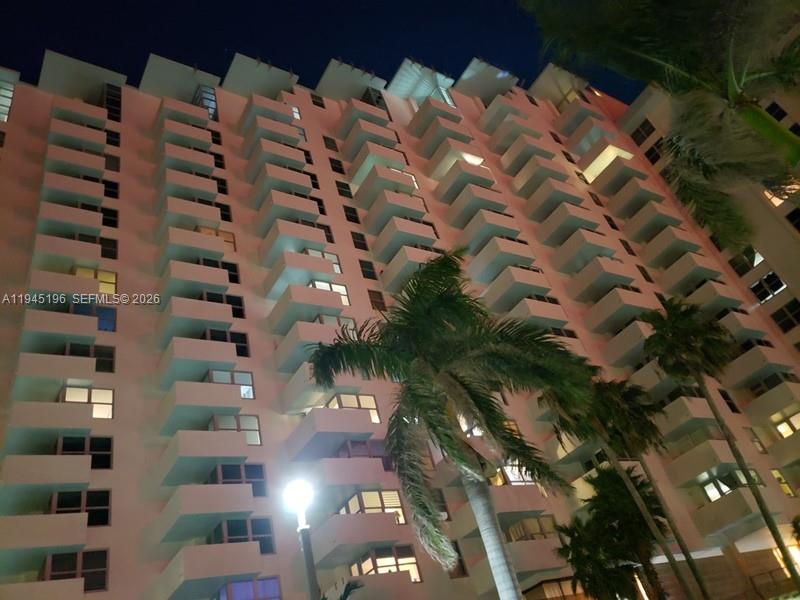 2899 Collins Ave # 1620