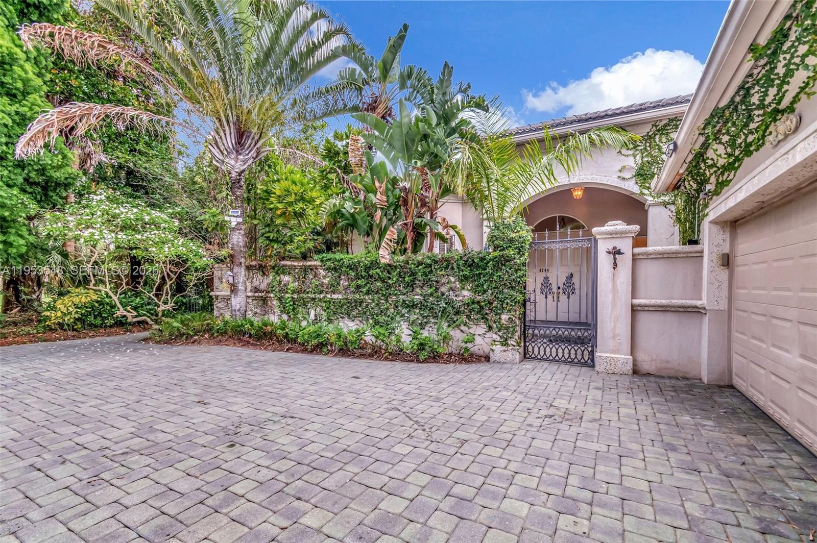 8244 Lakeview Dr