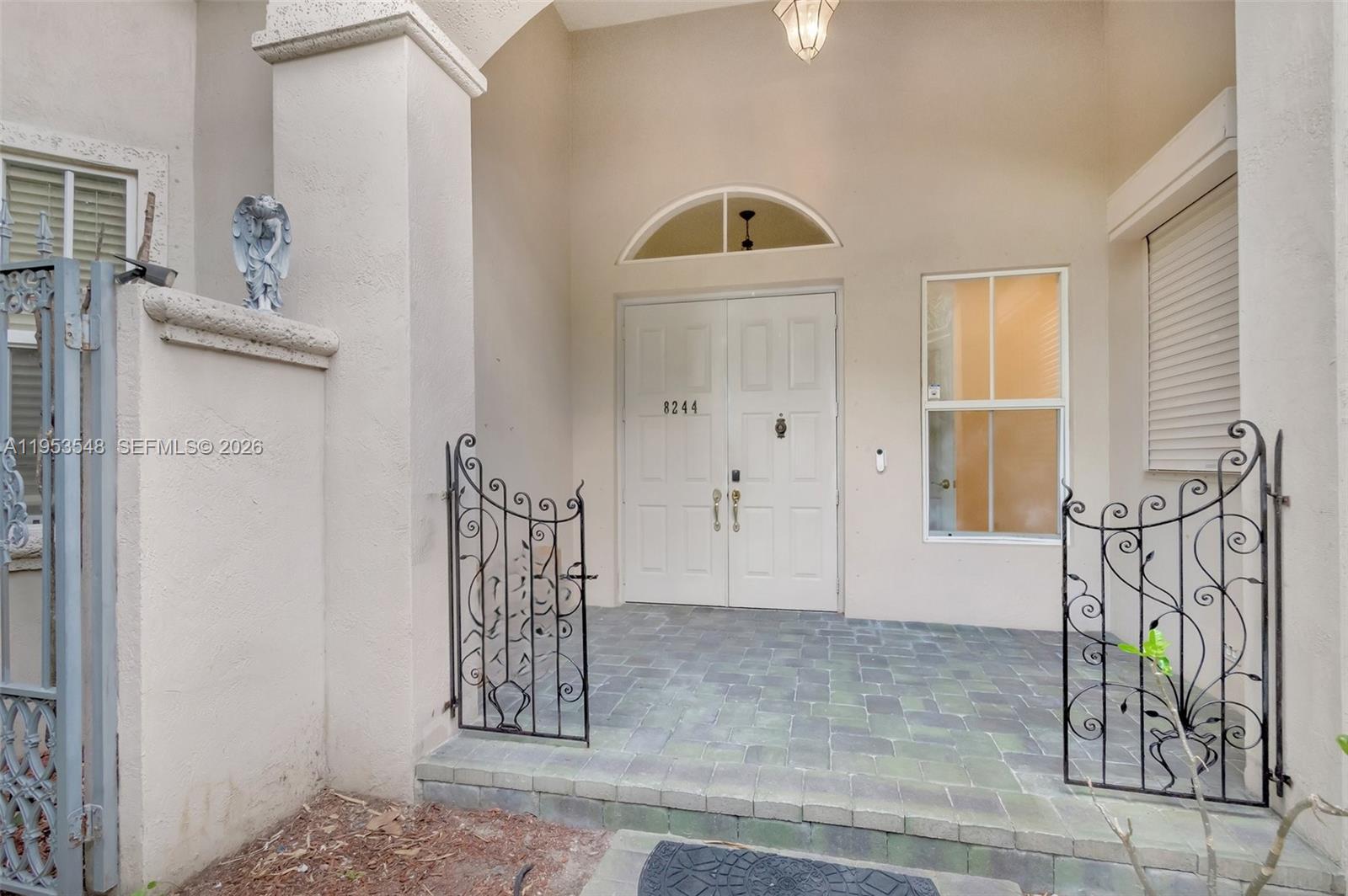 8244 Lakeview Dr