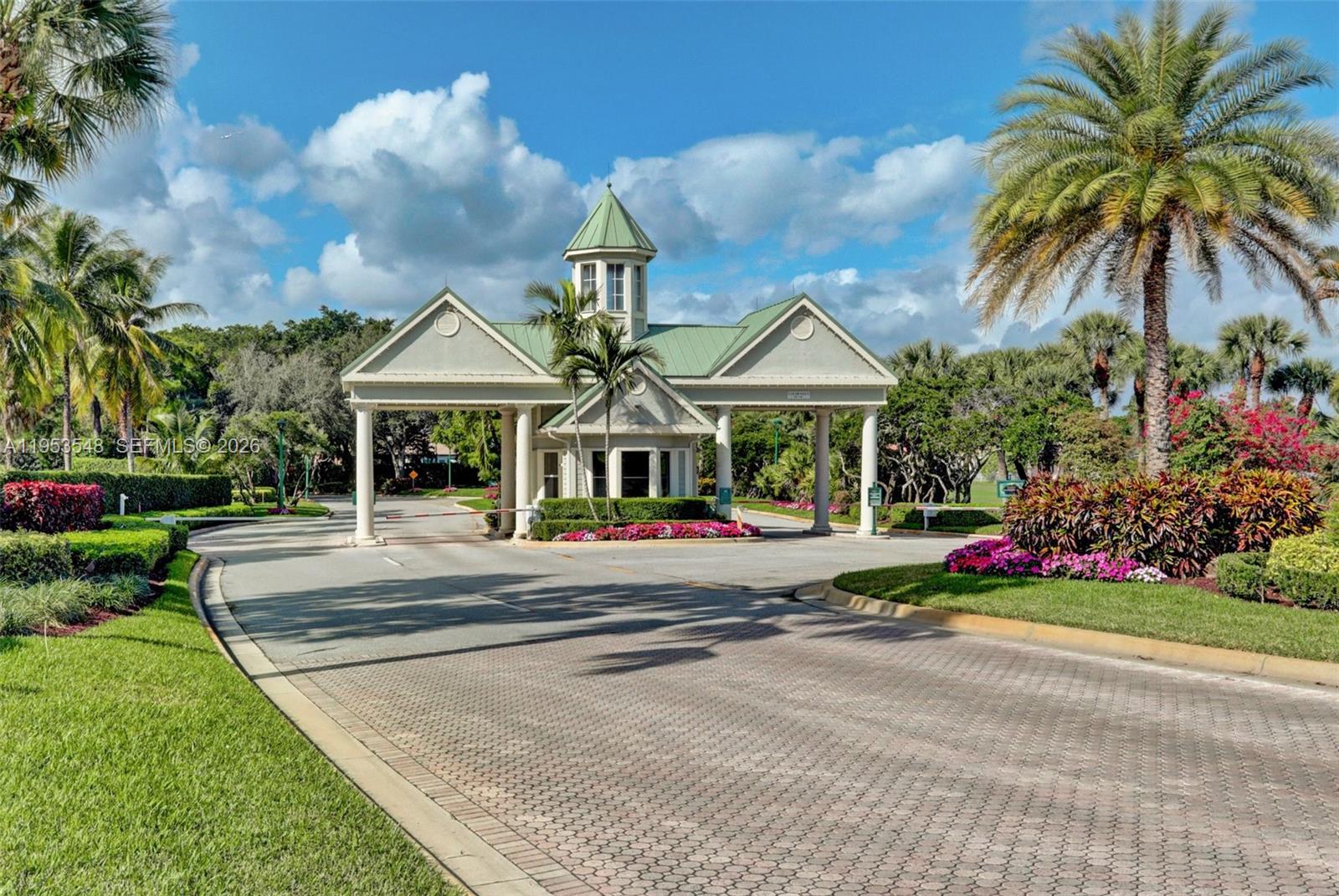 8244 Lakeview Dr