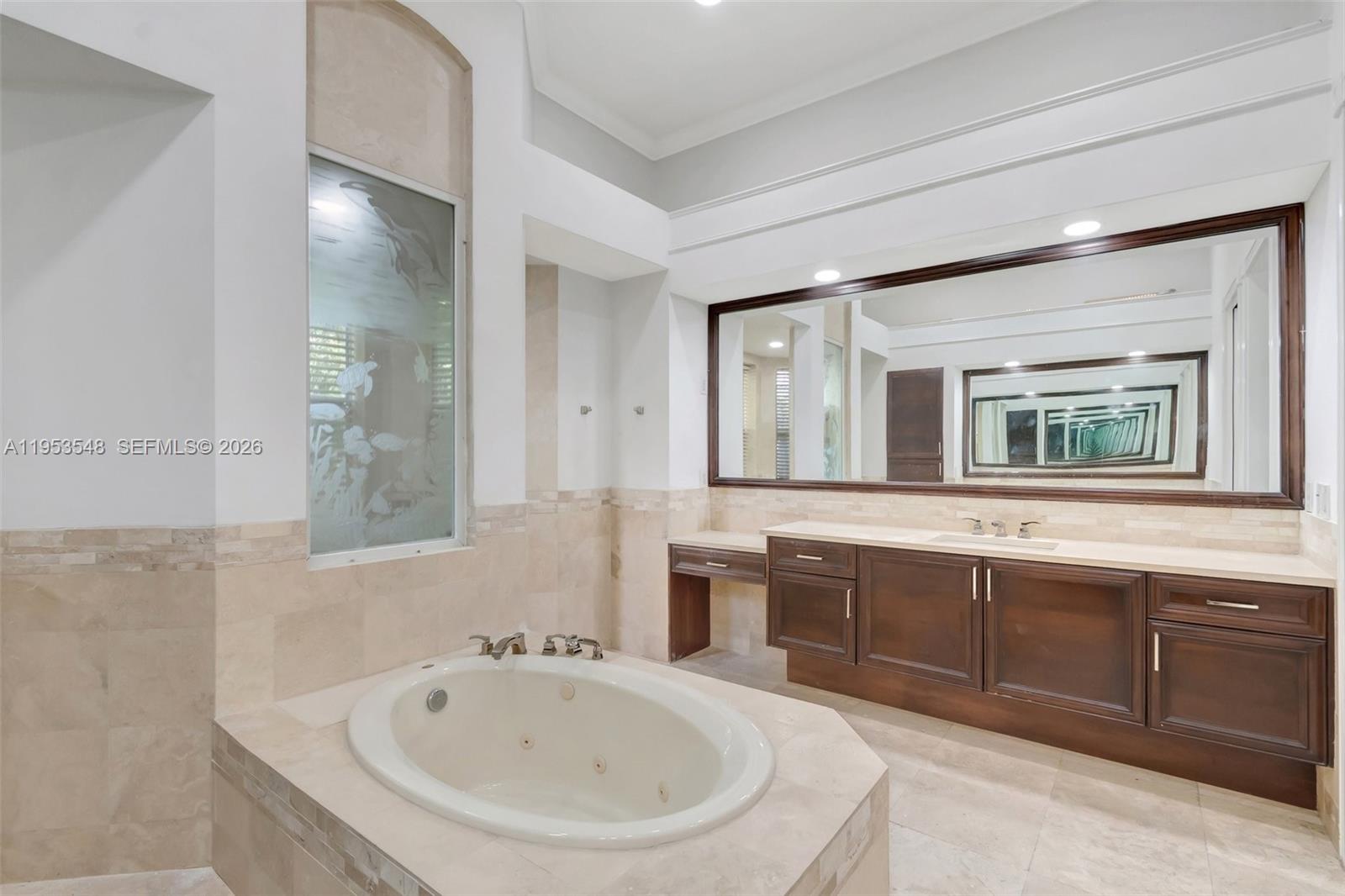 8244 Lakeview Dr