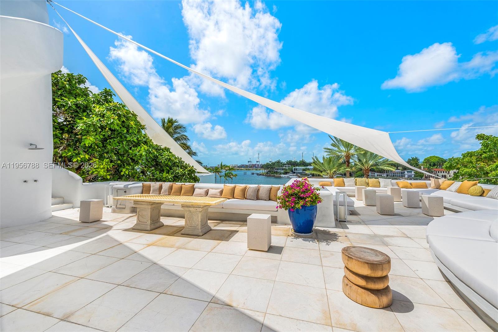 24 S Hibiscus Dr