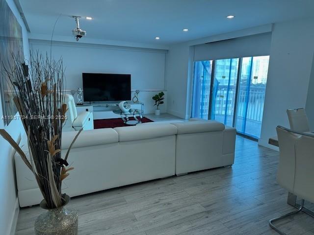 18041 Biscayne Blvd # 904