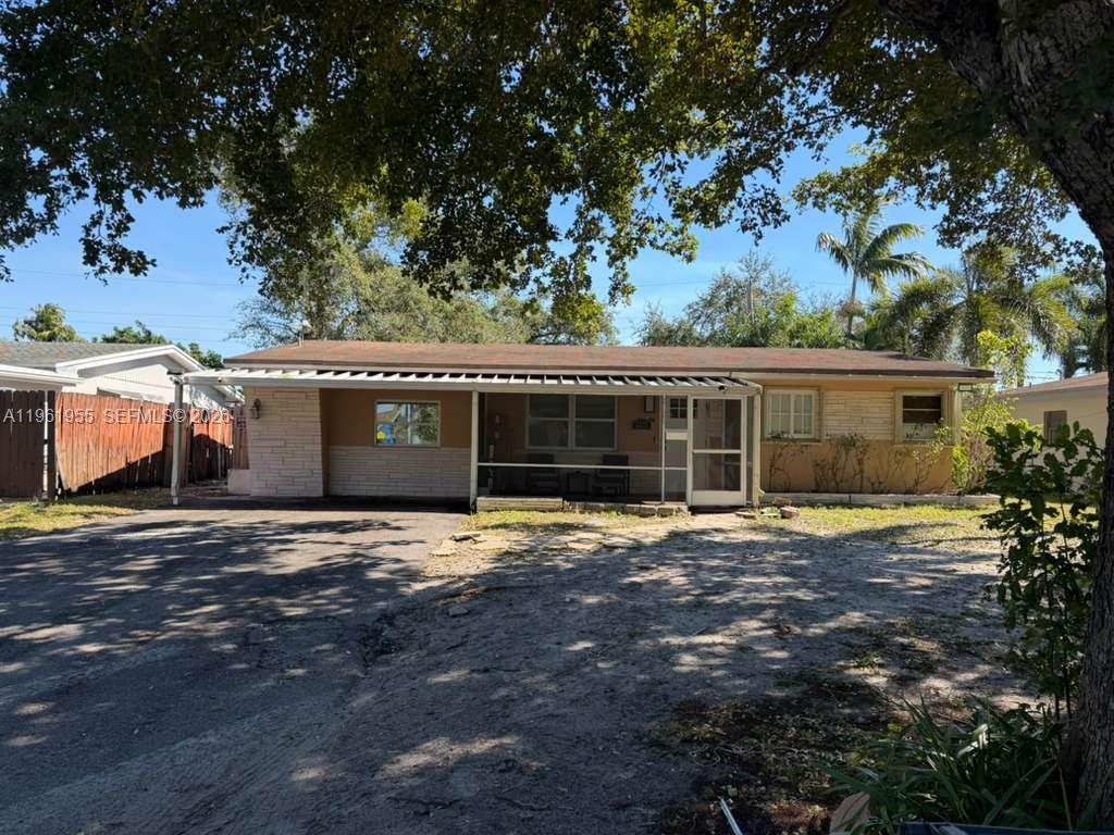2121 N 57th Ter