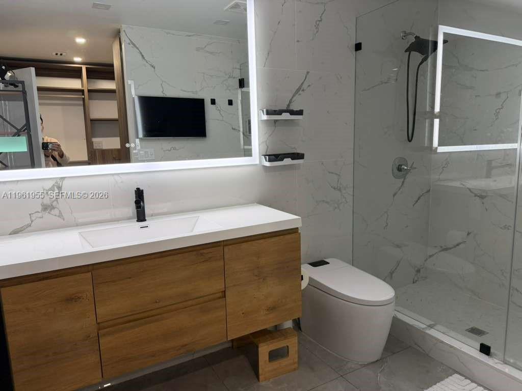 2121 N 57th Ter