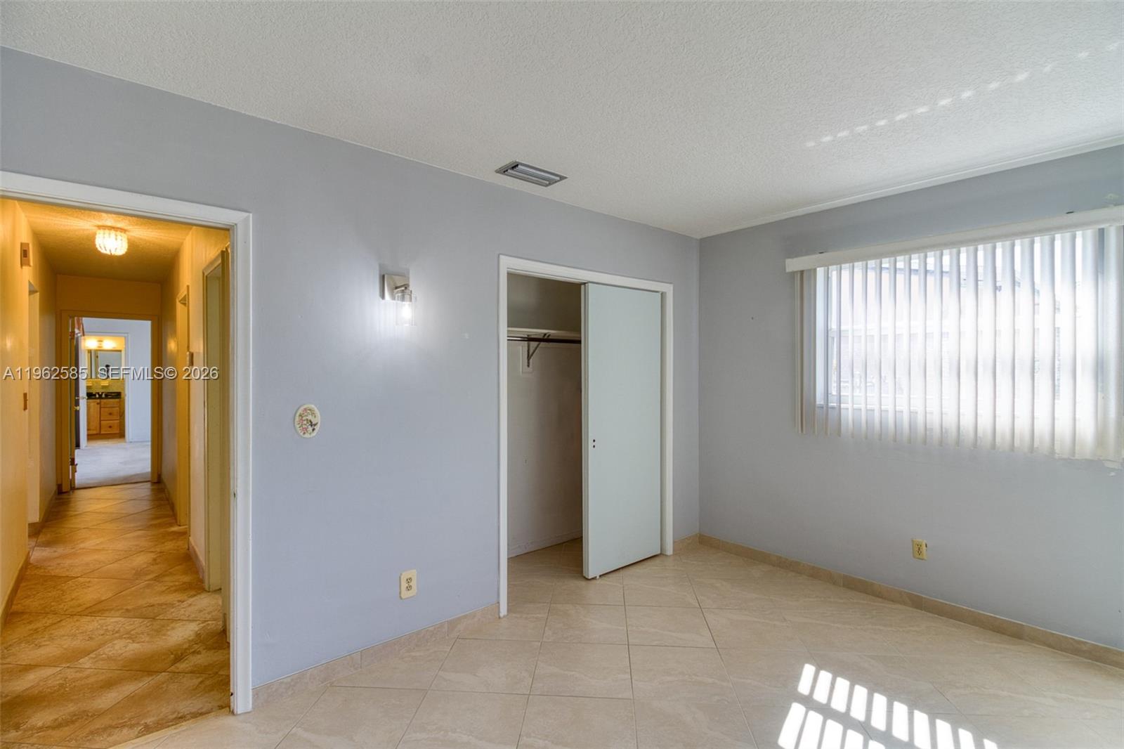 2225 N 39th Ave