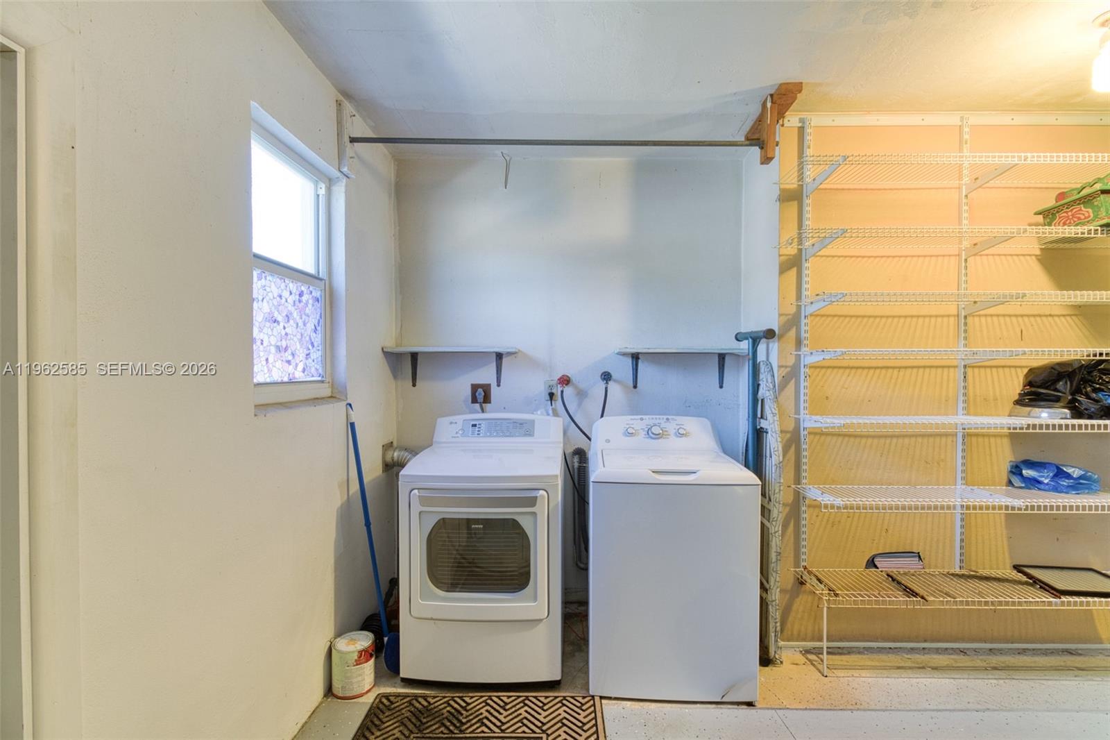 2225 N 39th Ave