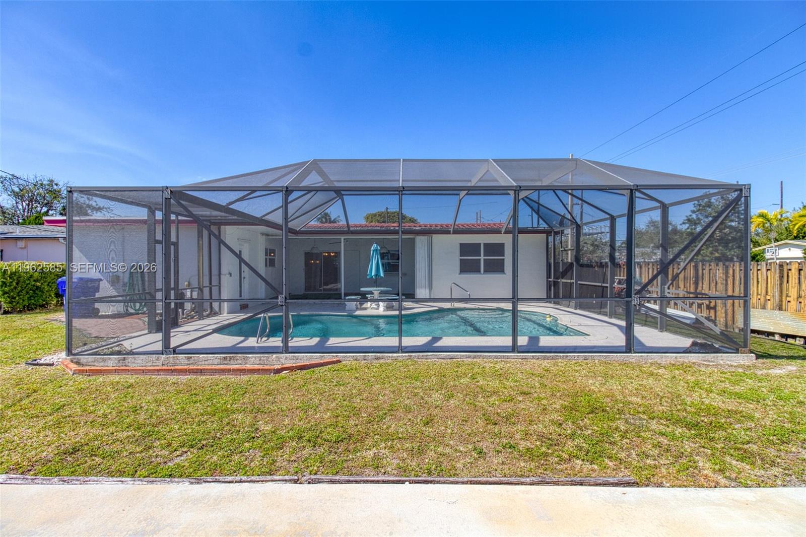 2225 N 39th Ave