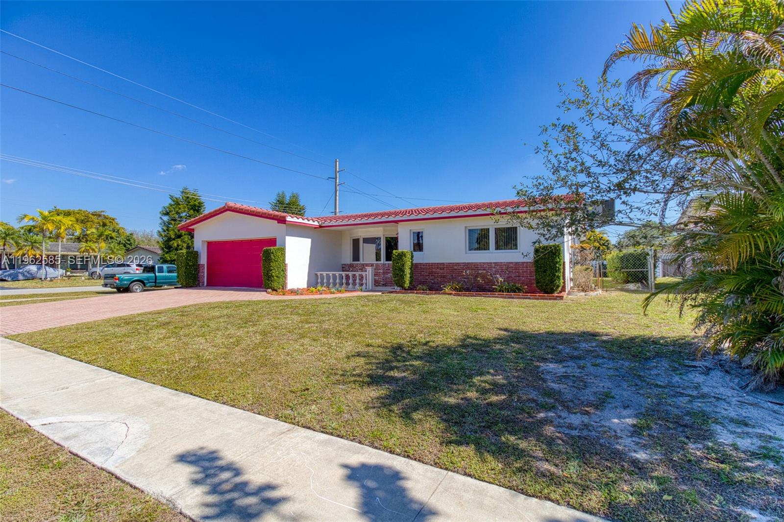2225 N 39th Ave