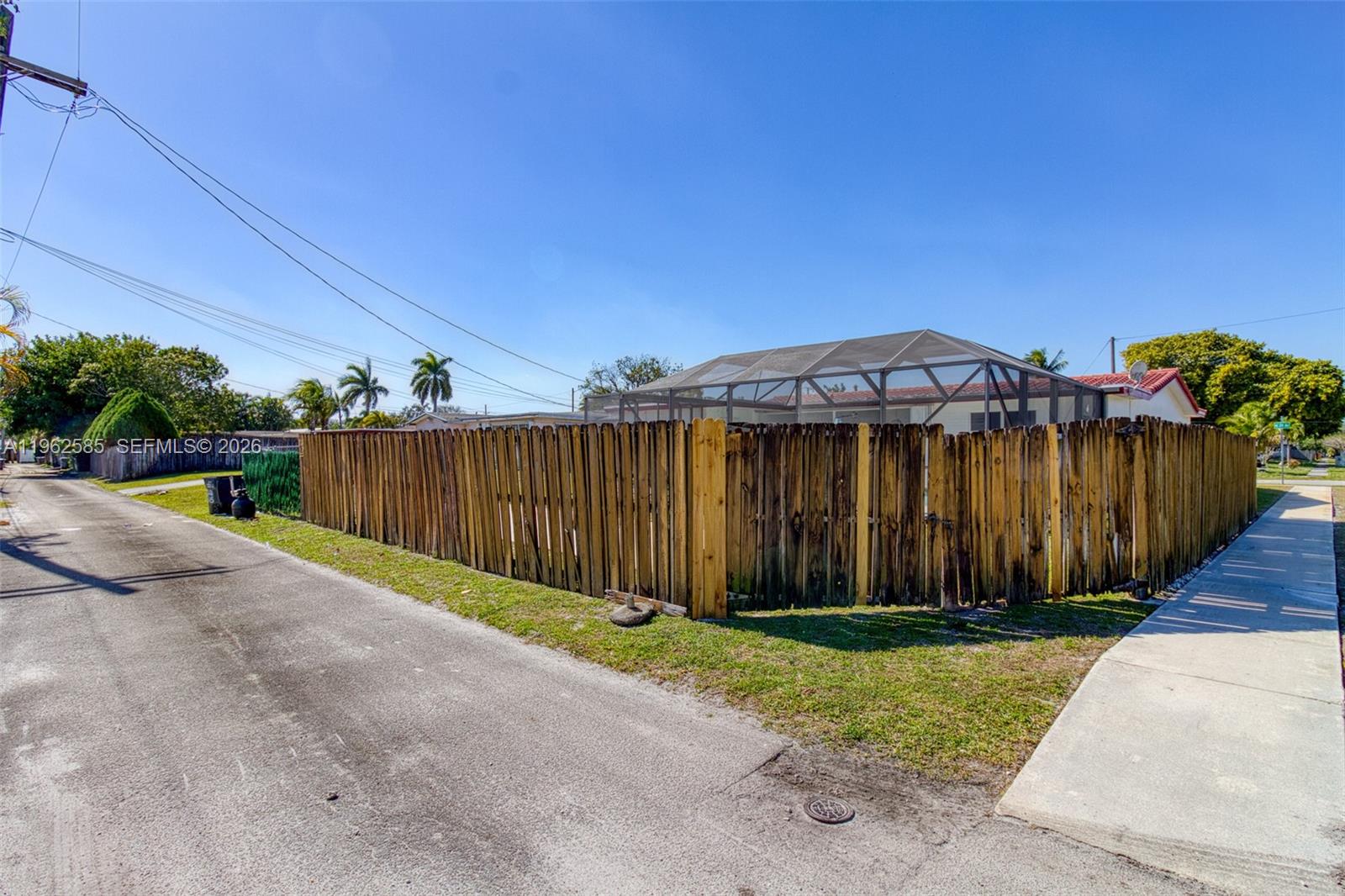 2225 N 39th Ave