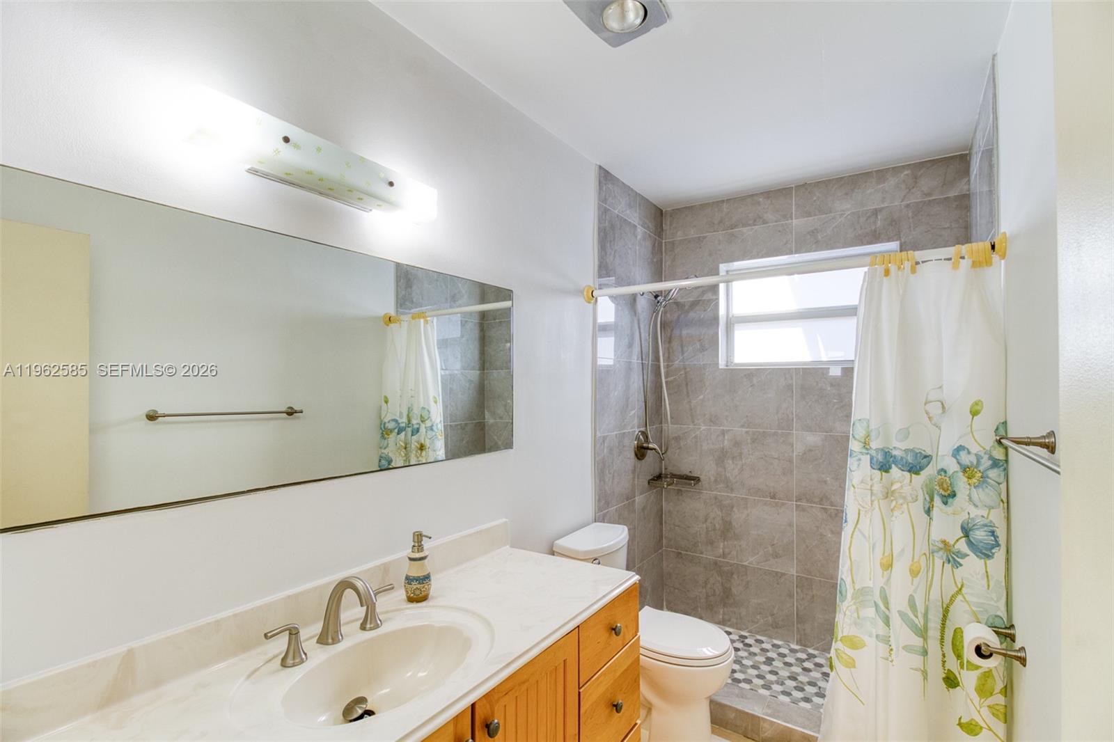 2225 N 39th Ave