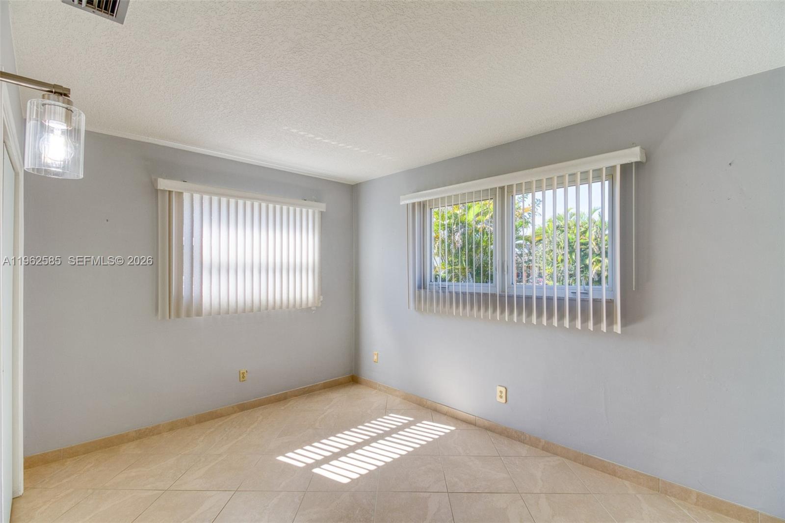 2225 N 39th Ave