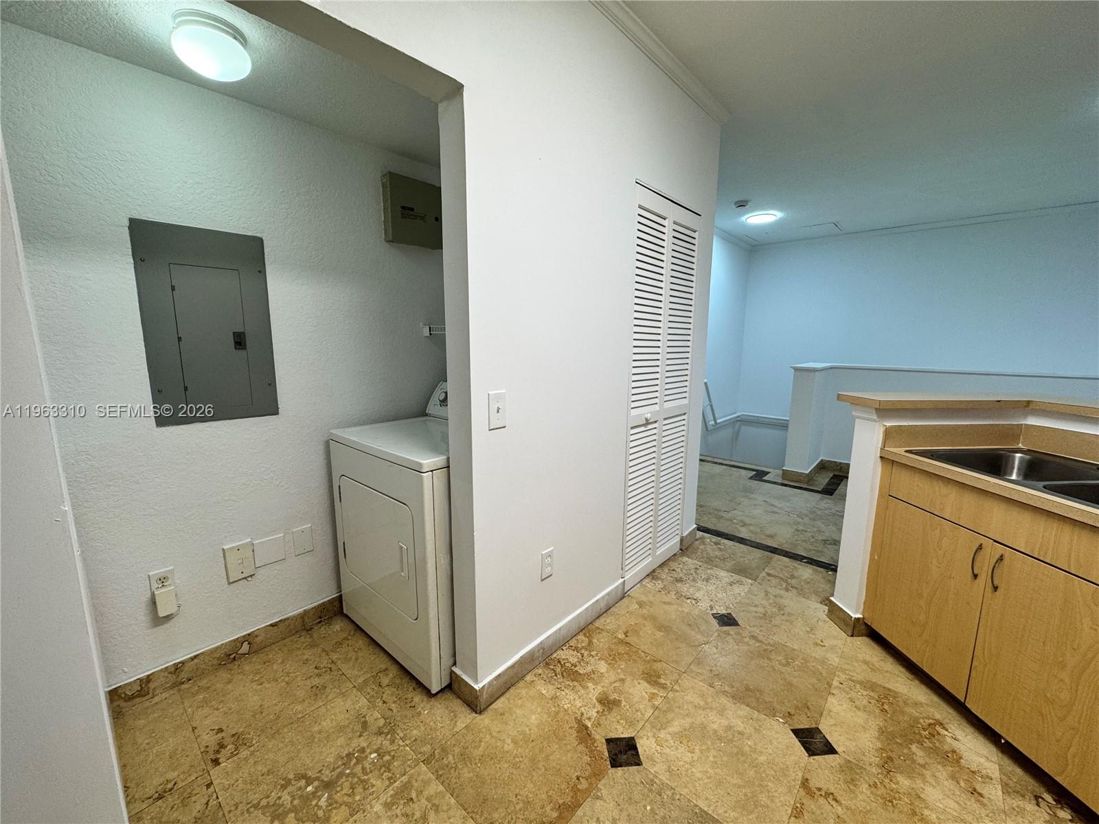 2404 Belmont Ln # 2404