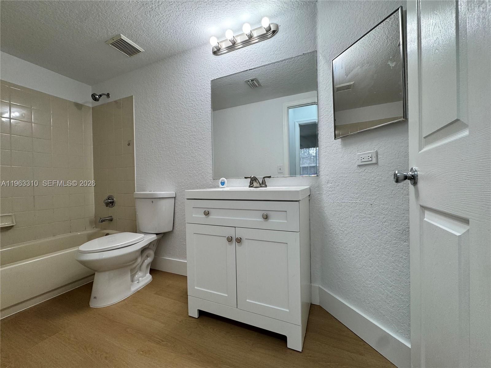 2404 Belmont Ln # 2404