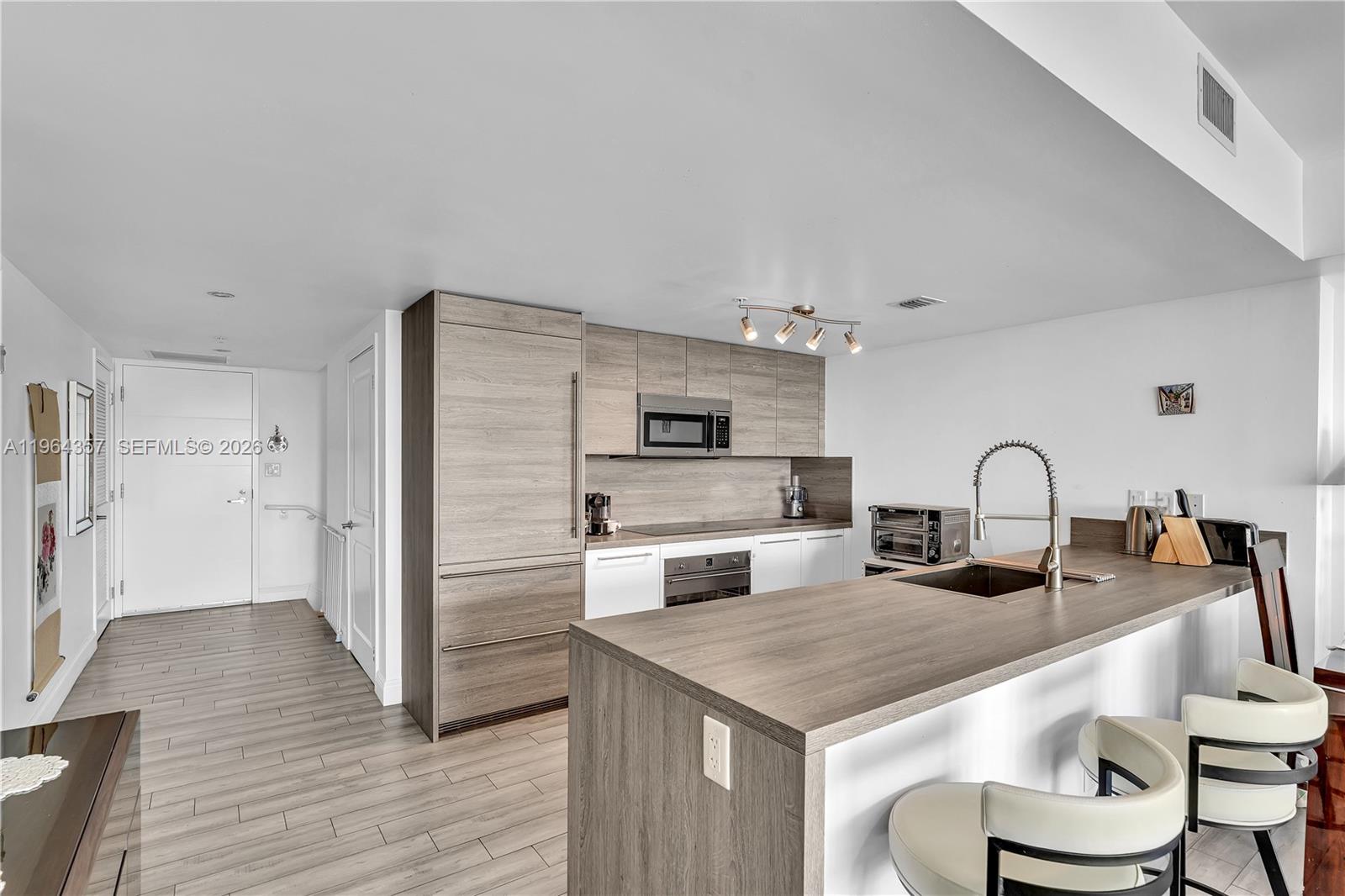 400 Sunny Isles Blvd # 907