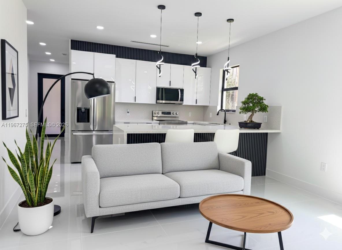 505 W 10 ST