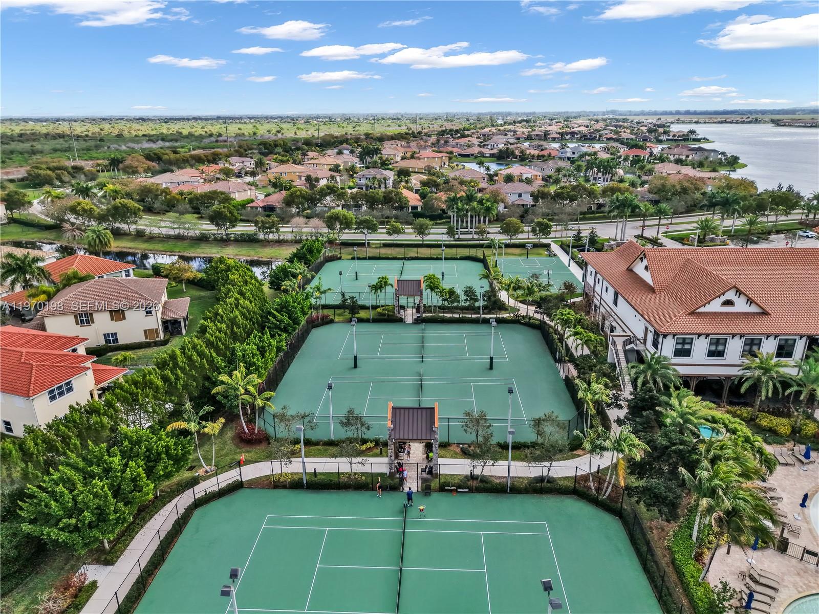 10120 N Lake Vista Ct
