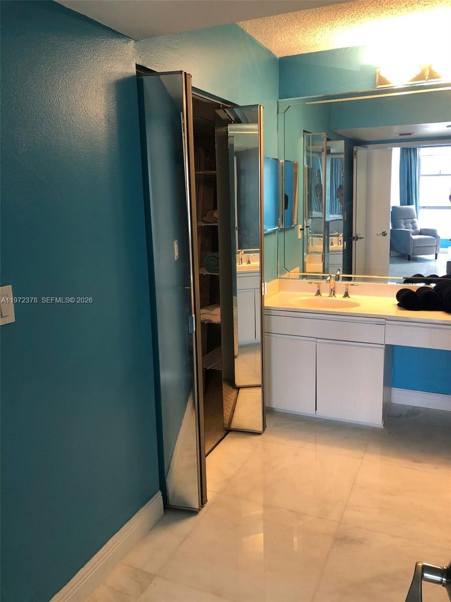 3600 Mystic Pointe Dr # 815