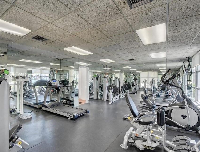 3600 Mystic Pointe Dr # 815