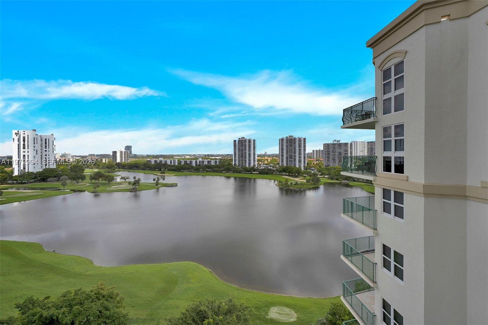 20000 E Country Club Dr Unit: PH06