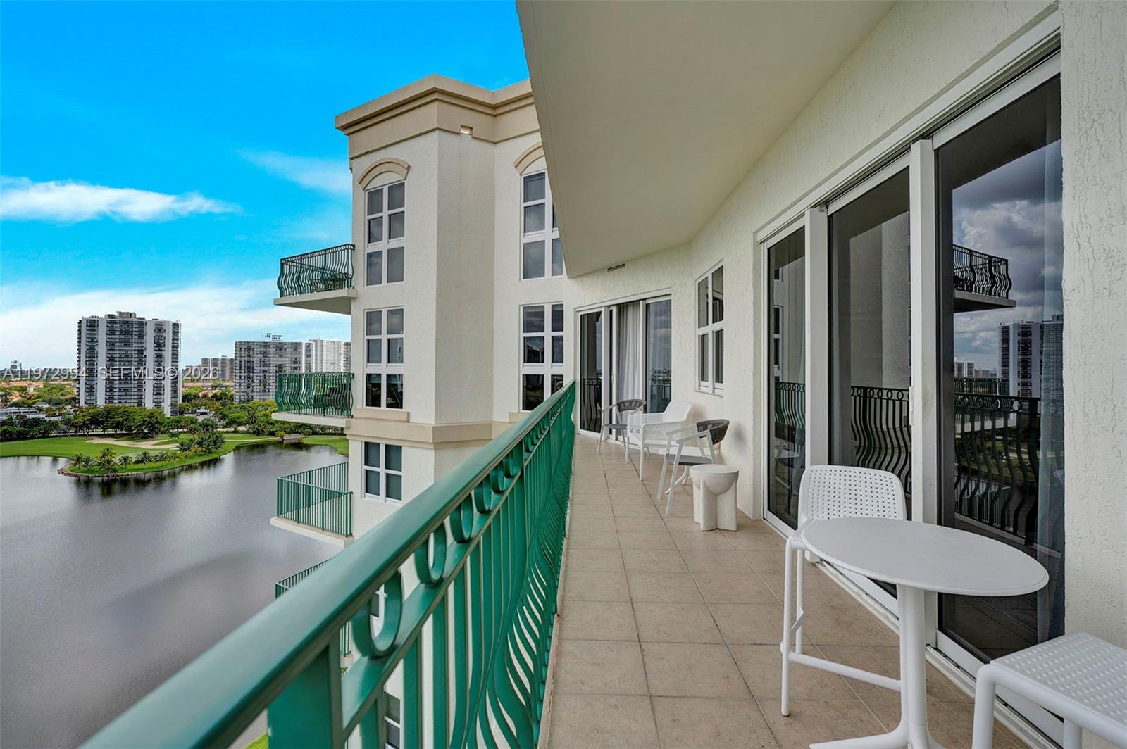 20000 E Country Club Dr Unit: PH06