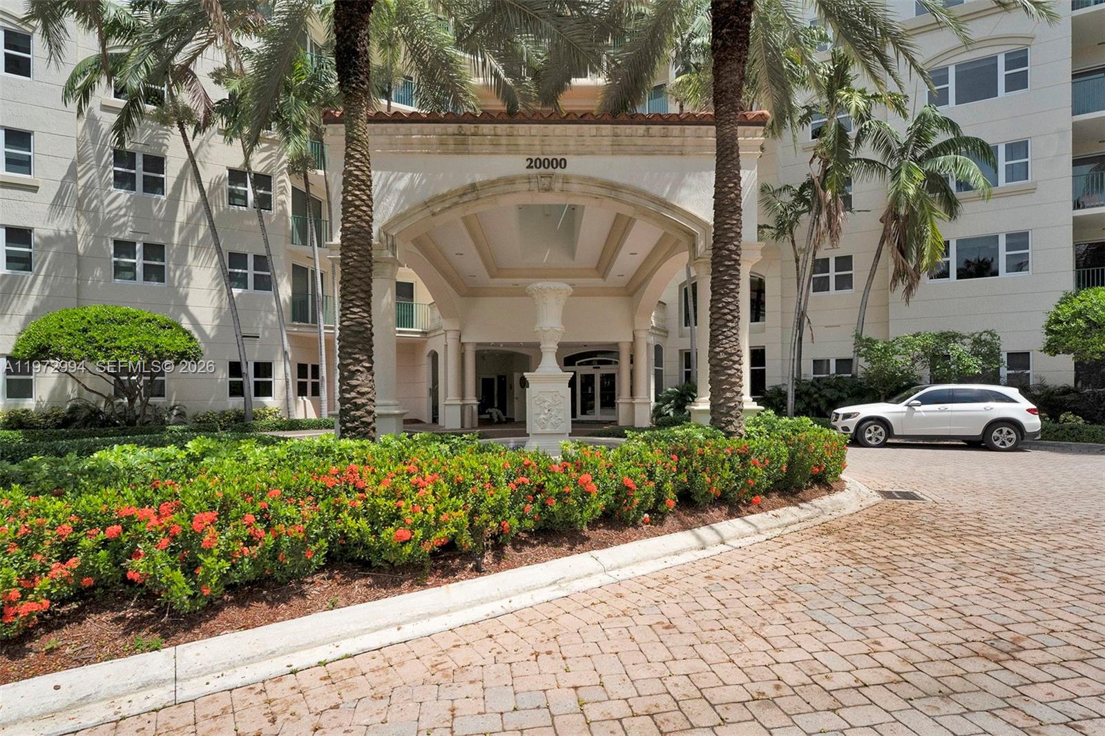 20000 E Country Club Dr Unit: PH06