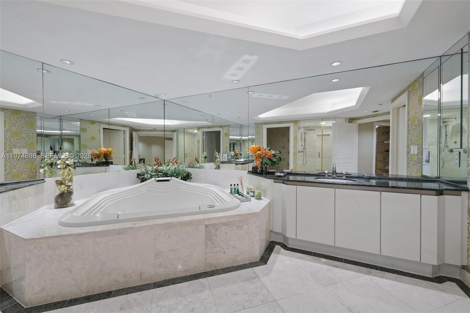 2600 Island Blvd # 1006