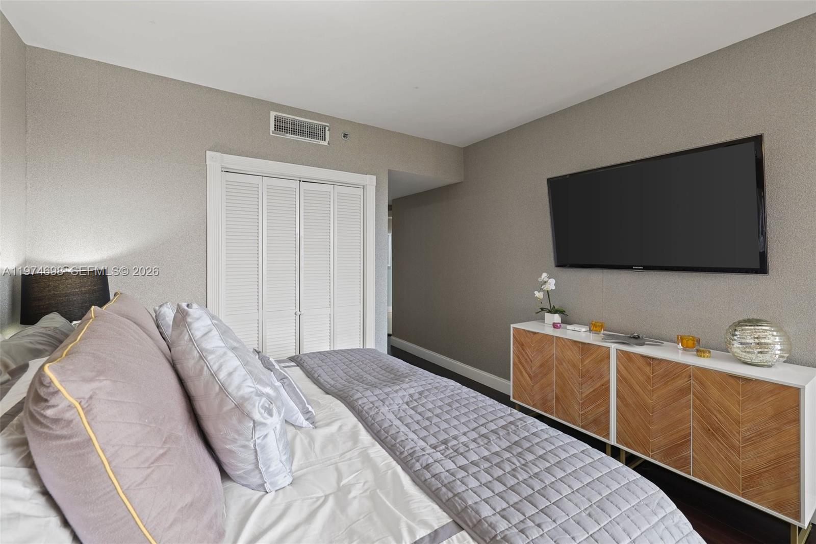 2600 Island Blvd # 1006