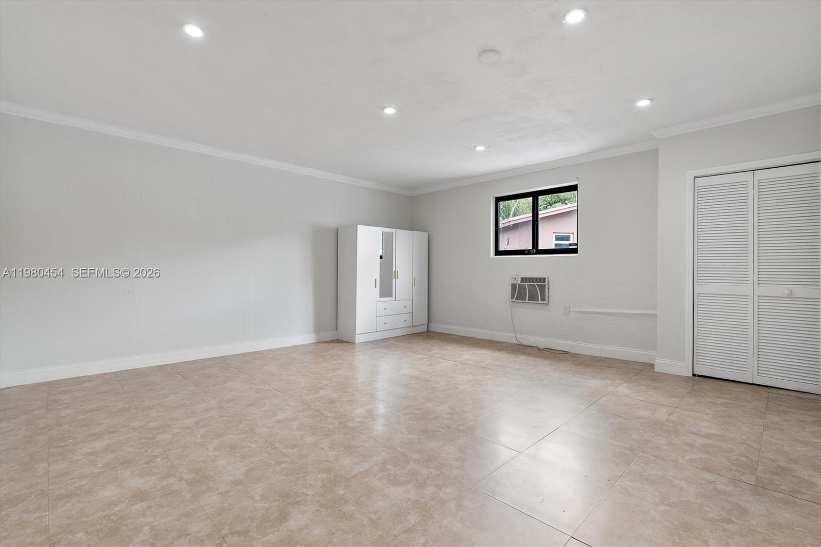 2805 E Lexington Dr